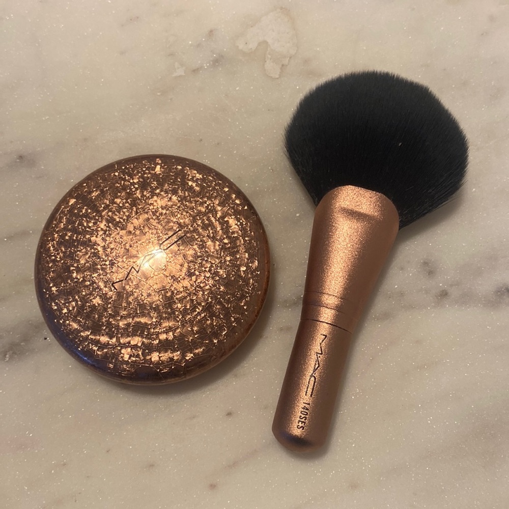 MAC whisper of gilt highlighter and brush